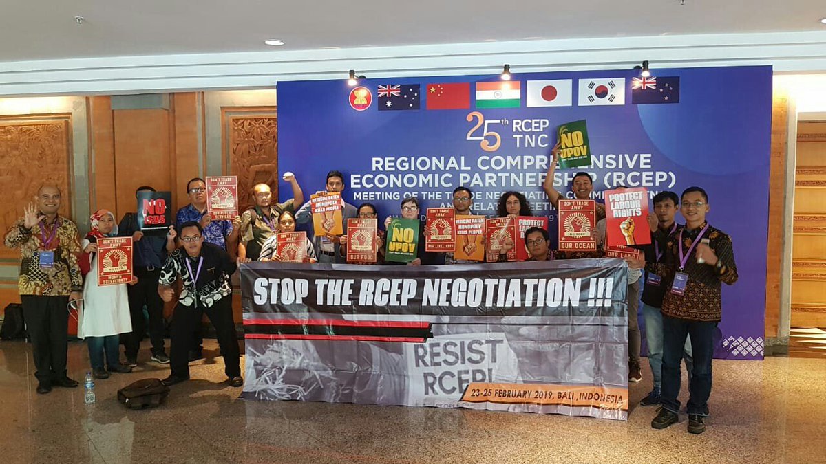 GRAIN_org's tweet photo. #HappeningNow #Bali Farmers & CSOs demand govts stop negotiating #RCEP, a trade deal that could criminalise farmer #seed saving and undermine #FoodSovereignty across Asia
#NoRCEP #TolakRCEP #SaveOurSeed #StopUPOV https://t.co/t3V5b1ieiS