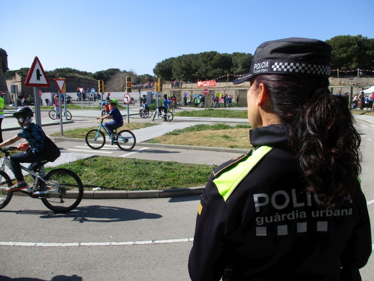 GUBBarcelona's tweet photo. El #gubSES va col·laborar ahir amb la #MagicLine2019 cedint les instal·lacions i obrint el Parc Infantil de Trànsit. Més de 450 nens i nenes van gaudir del taller "Pràctiques de circulació amb bicicleta".
#GuàrdiaUrbana @SJDbarcelona_es #pelsvalents #perlesvalentes https://t.co/z33hnMMGS3
