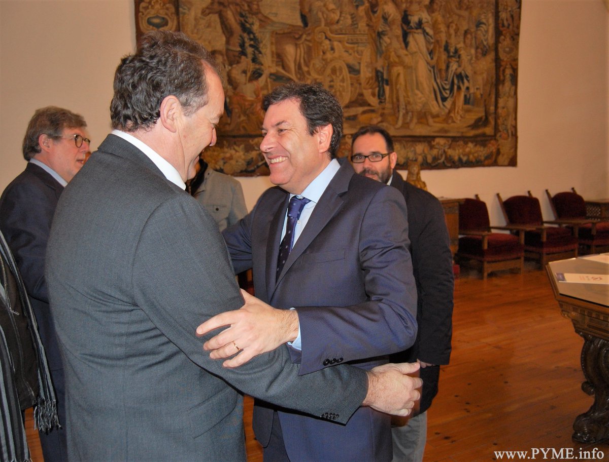 ceoecepymesa's tweet photo. A partir de las 10:00 horas, el presidente de CONFAES, @juanma665, asiste junto al presidente de CECALE, Santiago Aparicio a la firma del convenio entre @cecale_cyl, @UGTCyL, @CCOOCyL y @usal para la constitución de la cátedra en #PRL, en el marco del @VIIICentenario. https://t.co/meMu3i8Sn4