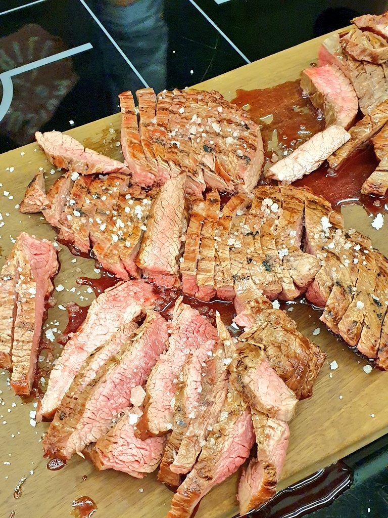 ZanMahnic's tweet photo. Akademija @dvorjezersek in delavnica Steak, tak, kot mora biti! Odlična izkušnja, korak bližje k žar mojstru in zabavna družba. 😋 Priporočam! 😉 #customgrills @MatejStipanic 🥩🥩🥩 https://t.co/2dhbM8OY05
