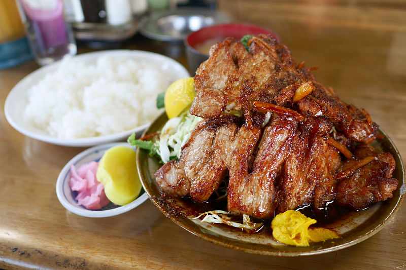ニカタツblog 栃木県鹿沼市 味の店 さつき 豚ローススタミナ焼き 1500円 後世に残したい昭和な食堂 奥様に聞いた所 今年の10月頃に閉店予定だったのがとりあえず回避されたらしいです 店を手伝ってたのは息子さんでしょうか スタミナ焼きという名の