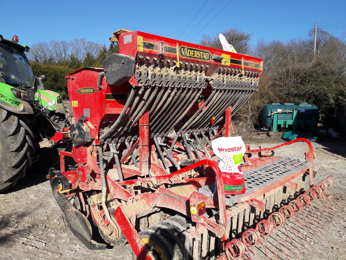 GuyotVincent02's tweet photo. Semis #Orge brassicole de printemps dans le #Carrierdrill et engrais starter dans le #Biodrill . @VaderstadFrance @vaderstad @francoisdoisy https://t.co/Y73v0sKvkJ