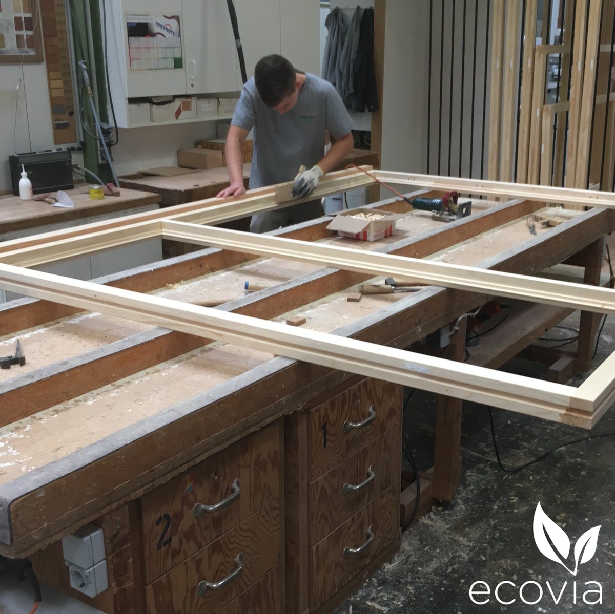 ecoviauk's tweet photo. Ecovia - crafted by hands. While much of the heavy lifting is done by our state of the art machinery, the products are checked & tested by hand, ensuring the uncompromising #quality Ecovia stands for.
#timber #timberaluminium #renovation #newbuild #installation #madeingermany https://t.co/3CfldUj5wf