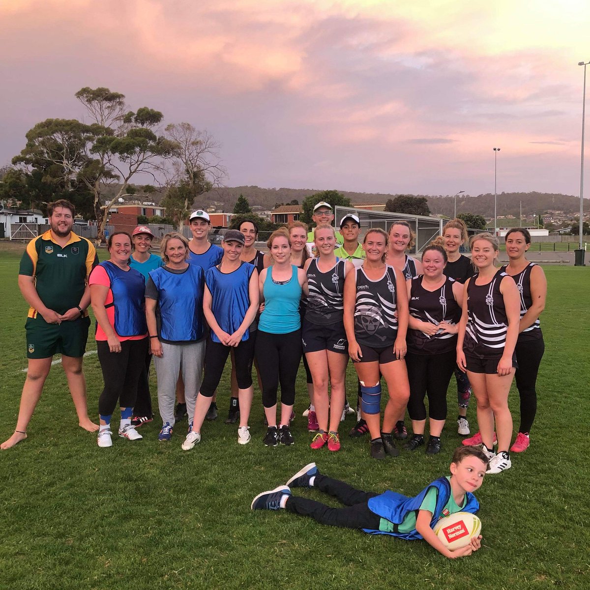 touchfootytas's tweet photo. Congratulations to our Womens Training crew (in the blue), who finished off their 6 week program with a game against Pirates Touch Club tonight. We hope to see you again soon!
#tassietouch #womeninsport #touchfootball #hobart #getactive https://t.co/Uf6pMyW2bQ