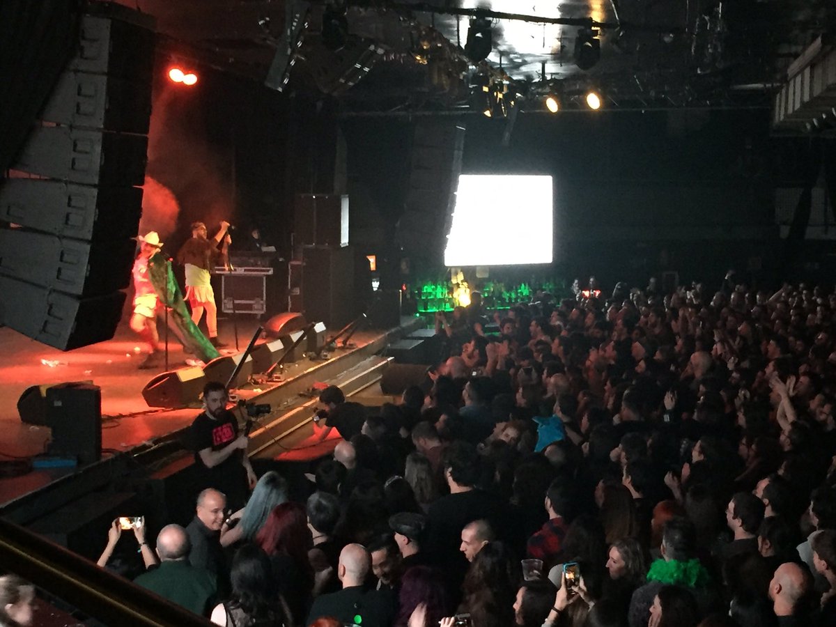 SanferrRM's tweet photo. Hay artistas que te cobran 100€ por una entrada en condiciones en espectáculos reguleros y luego está @OjeteCalorGrupo que da conciértazos por dos duros en primera fila. Posiblemente uno de los conciertos del año en Madrid https://t.co/dmeUDlvEi9