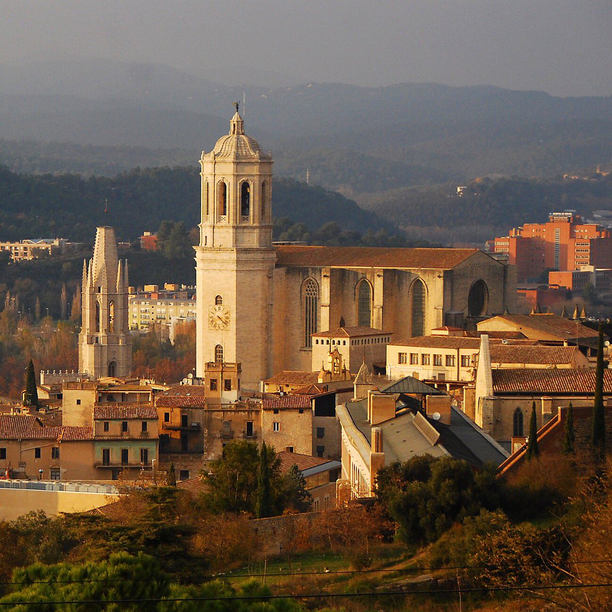 TravelJakarta's tweet photo. Spring travel secret: Girona in northern #Spain. International flower festival 11-19 May. Gorgeous medieval city wall walk and cathedral. #girona #travelphotography #catalunya #RGphoto #Barcelona https://t.co/QLSDy4ral7