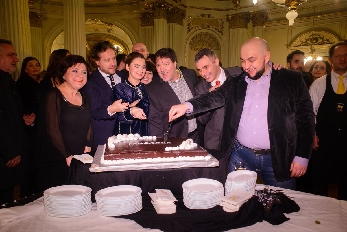 Održana premijera opere TRUBADUR!
Premijerna publika i kritika oduševljeni. Pogledajte predstavu još večeras...