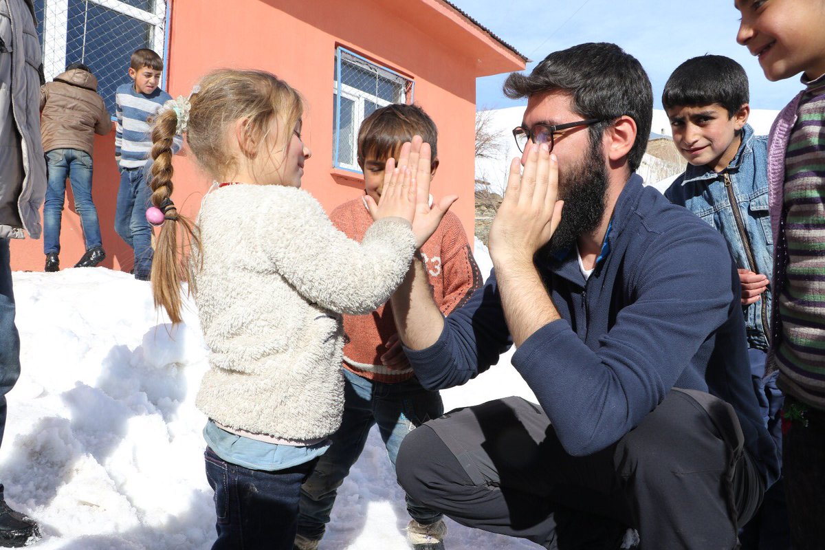 #KöyOkulları yardım kampanyası için Van’ın İmamlı ve Özbeyli mezralarındaki 73 ilkokul öğrencisine bot, mont ve kırtasiye malzemesi götürdük 😎 Okula kütüphane kurduk ve projeksiyon cihazı hediye ederek çizgi film izledik. Tabii ki oyun oynamayı ihmal etmedik. 😊 #KöyOkulu