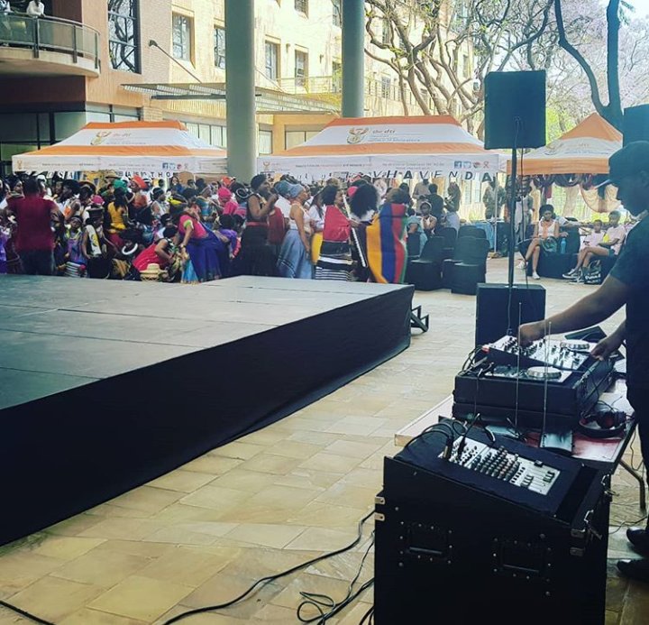 Dksondj's tweet photo. Sound and DJ equipment to hire at an affordable price. Hala at me for details and pricing @FrolistikEnt https://t.co/MaHHsXeixk