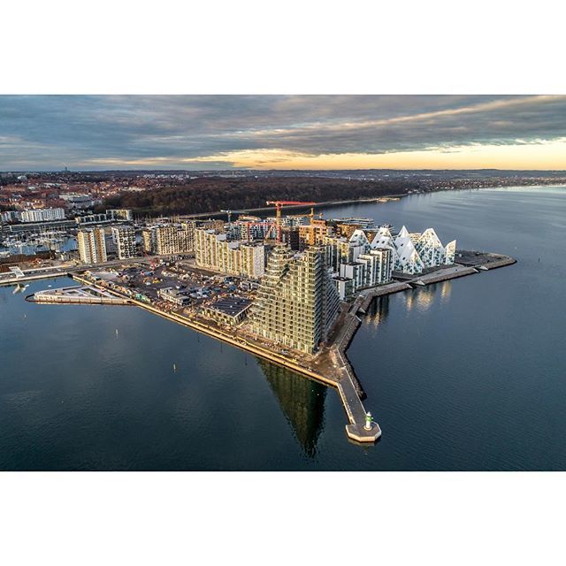 56.163266, 10.227728
#🇩🇰
.
.
#AarhusØ #aarhusoe #isbjerget 
#lighthouse #migogaarhus #mitaarhus #visitAarhus #Denmark #voresøstjylland
#dronephotography #dronestagram #dronefly #drone #dji #BjarkeIngelsGroup #gehl #citiesforpeople #gehlarchitects #archit… ift.tt/2GITiME