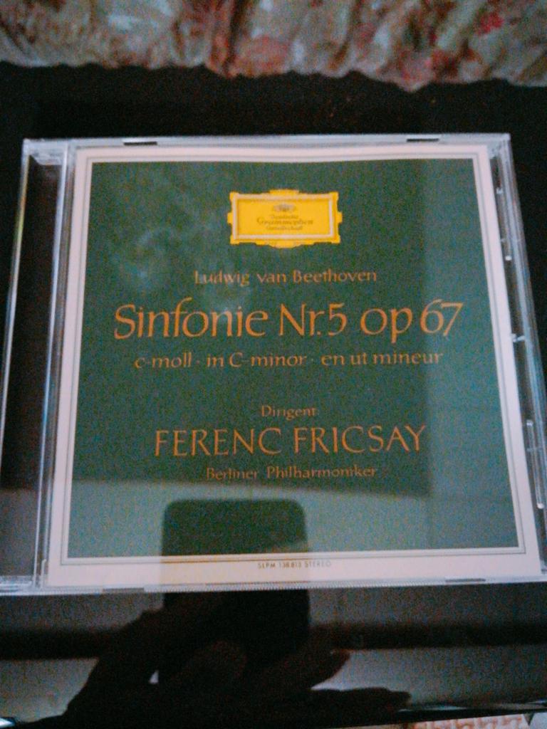 この5番。クラシック喫茶でLPを聞かせてもらったのが最初。
それから色々CD を物色して、タワーレコードのリマスターを見つけ、某評論家が褒めていたので購入。音も演奏も良いです。