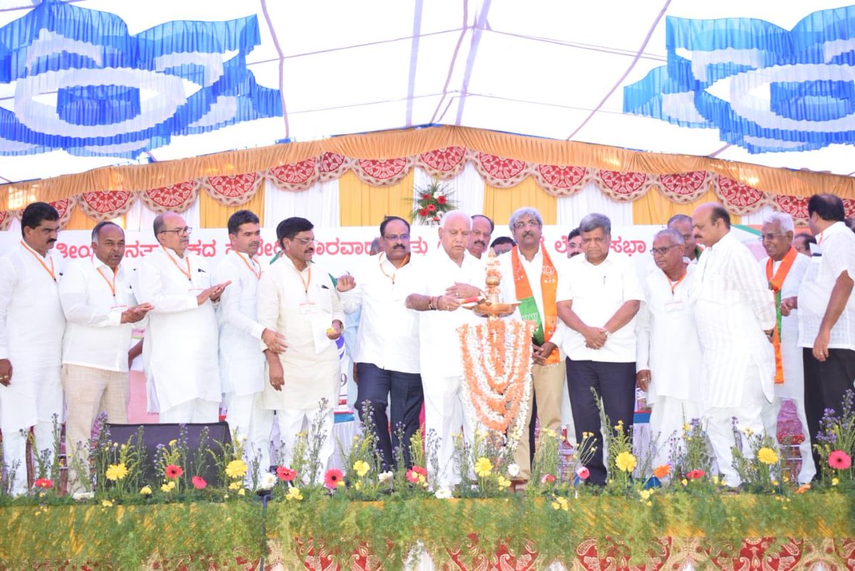 BSYBJP's tweet photo. ಹಾವೇರಿ, ಧಾರವಾಡ, ಉತ್ತರ ಕನ್ನಡ ಲೋಕಸಭಾ ಮತಕ್ಷೇತ್ರಗಳ ಶಕ್ತಿ ಕೇಂದ್ರ ಪ್ರಮುಖರ ಸಮಾವೇಶ ಮತ್ತು ಮೋದಿ ವಿಜಯ ಸಂಕಲ್ಪ ಯಾತ್ರೆ ನಡೆಯಿತು. 
 ಕೇಂದ್ರ ಸರಕಾರದ ಮಹತ್ವದ ಯೋಜನೆಗಳ, ಪ್ರಧಾನಿ ಮೋದಿ ಅವರ ಅತ್ತುತ್ತಮ ಆಡಳಿತದ ಬಗ್ಗೆ ಕಾರ್ಯಕರ್ತರು ಜನರಿಗೆ ತಲುಪಿಸಿ, ಮತ್ತೊಮ್ಮೆ ಮೋದಿ ಅವರನ್ನು ಪ್ರಧಾನಿ ಮಾಡಲು ಶ್ರಮಿಸಬೇಕು ಎಂದು ತಿಳಿಸಿದೆ. https://t.co/Xnu1MlrBfT