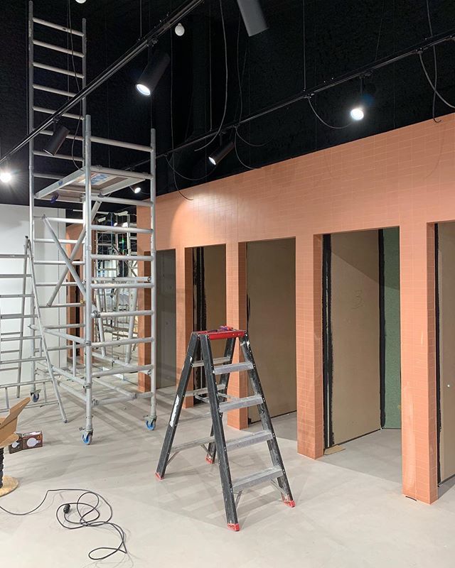 Final sprint for @brooklyn_brandsandpants. Open this Friday. #retaildesign #concept #interior #interiordesign #oostende. ift.tt/2GGAaix