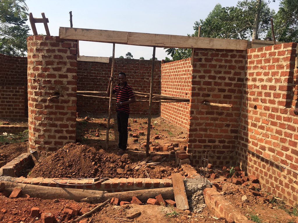 johnedwards0628's tweet photo. If we can feed them we can also build for them a better house to sleep be a blessing today with $40 $60 $80 Or $110 to contribute to this cause thank you so much. Happy new week to all https://t.co/EKIQJMHsU3