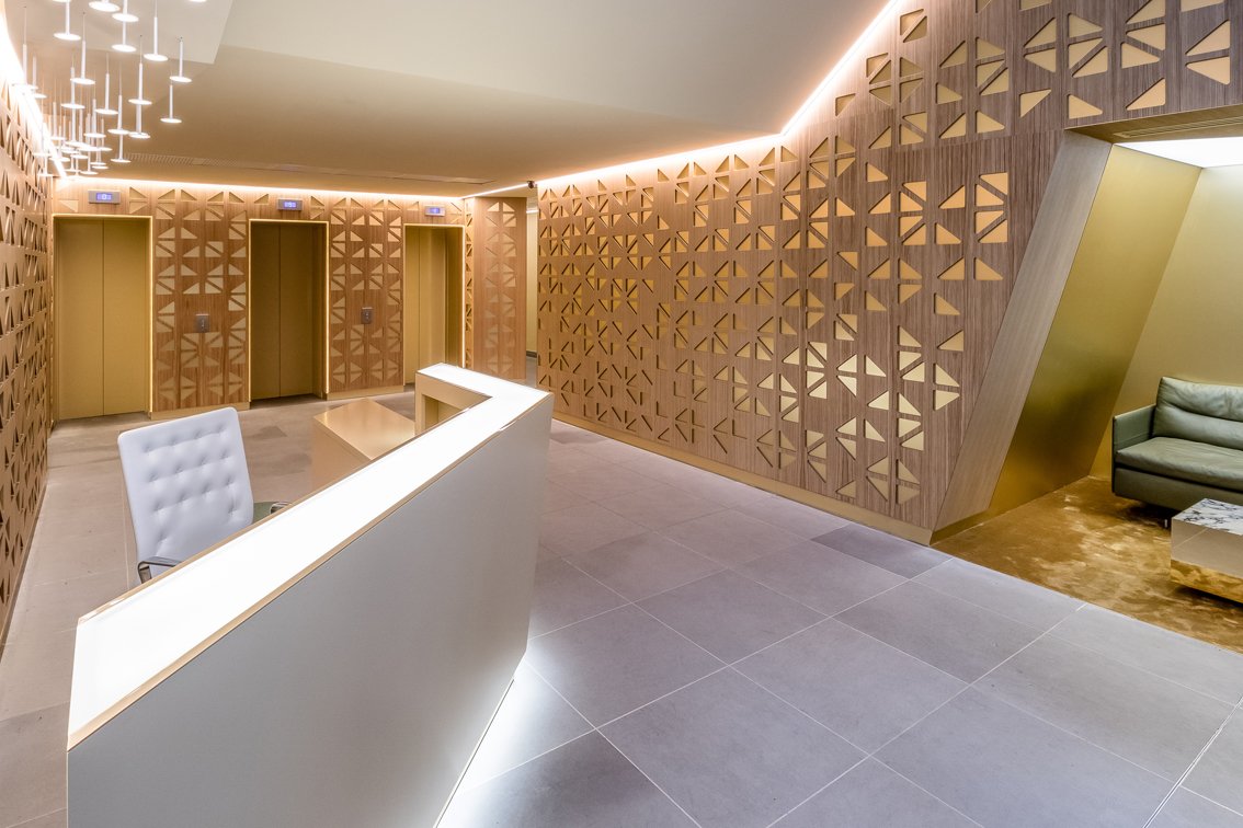 styliqueParis's tweet photo. Nouvelle rénovation du hall d'entrée d'un immeuble de bureaux à proximité de l'Arche de La Défense. #stylique #construction #immobilier #paris https://t.co/pSyu7Sh6rX
