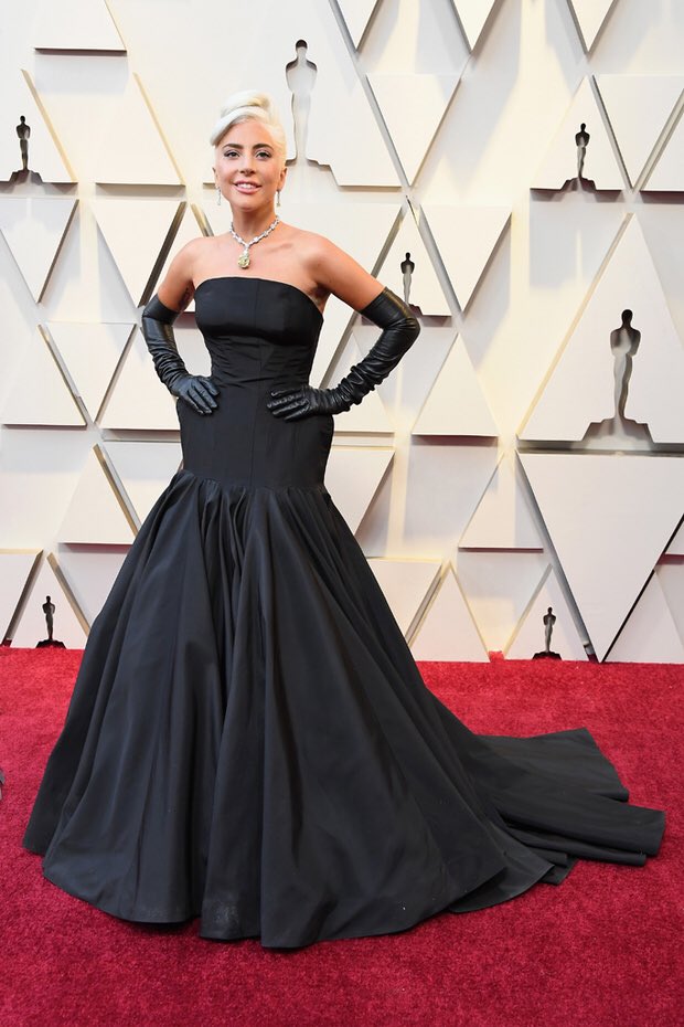 det_fashionlaw's tweet photo. Review de la #rescarpet de los #Oscars. Mi favorita fue Lady Gaga con un Alexander McQueen ❤️ Como ha hecho saber Tiffany & Co., Lady Gaga ha sido la primera mujer después de Hepburn en lucir el Tiffany Diamond, uno de los diamantes amarillos más grandes del mundo. https://t.co/gl8FnUh4Vs