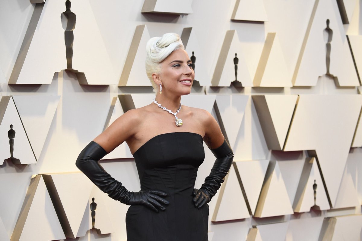 det_fashionlaw's tweet photo. Review de la #rescarpet de los #Oscars. Mi favorita fue Lady Gaga con un Alexander McQueen ❤️ Como ha hecho saber Tiffany & Co., Lady Gaga ha sido la primera mujer después de Hepburn en lucir el Tiffany Diamond, uno de los diamantes amarillos más grandes del mundo. https://t.co/gl8FnUh4Vs