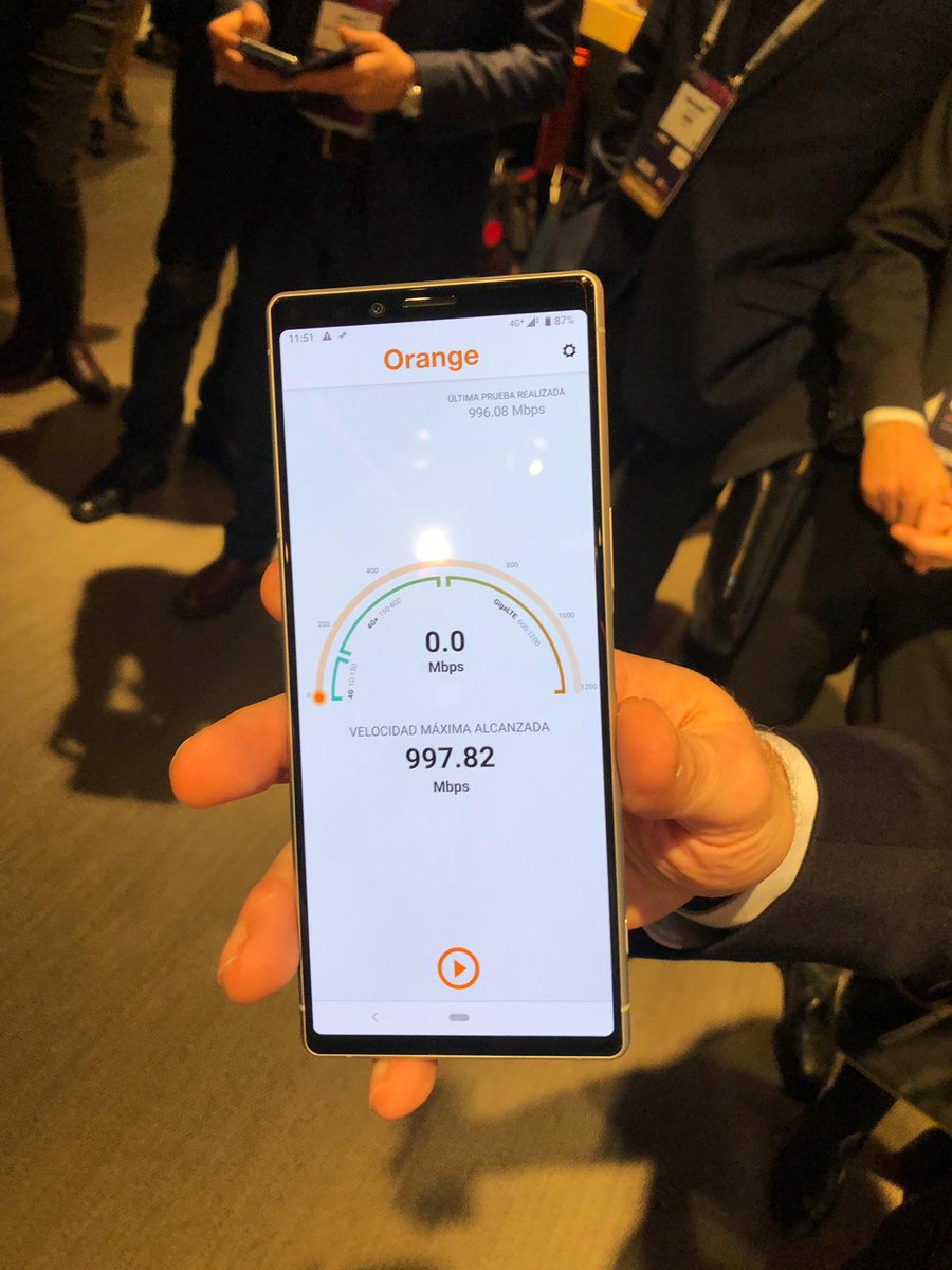 orange_es's tweet photo. Y otro récord, alcanzamos 1Gbps por segundo sobre la red de telefonía móvil #4G+ en producción real… #MWC19 #Orange https://t.co/7c4yrhgf3M