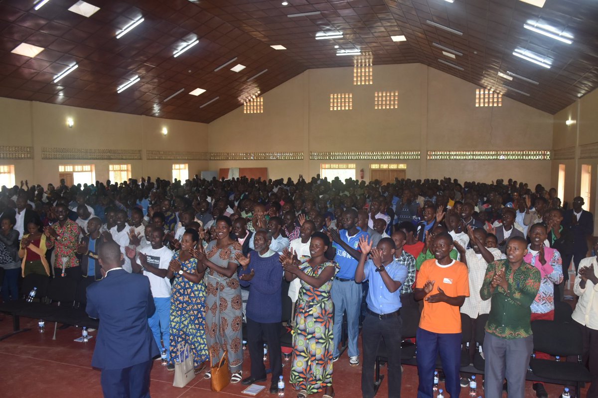 KarongiDistr's tweet photo. Uyu munsi ku Karere ka #Karongi habereye inama Mpuzabikorwa y'Akarere. Ikaba iyobowe na Guverineri w'Intara y'Iburengerazuba; @RwandaWest, Hon. MUNYANTWARI Alphonse. Ni inama yitabiriwe n'Abayobozi bose kuva ku rwego rw'Umudugudu. https://t.co/m3rS5B7nCz