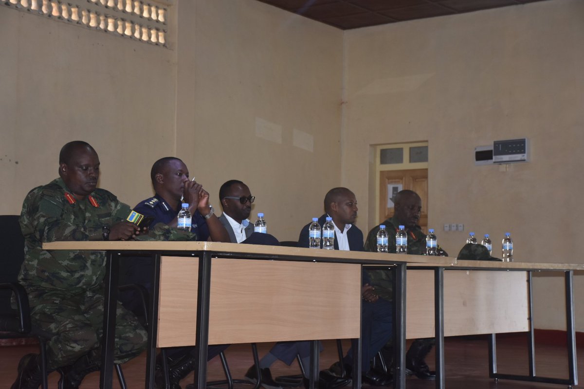 KarongiDistr's tweet photo. Uyu munsi ku Karere ka #Karongi habereye inama Mpuzabikorwa y'Akarere. Ikaba iyobowe na Guverineri w'Intara y'Iburengerazuba; @RwandaWest, Hon. MUNYANTWARI Alphonse. Ni inama yitabiriwe n'Abayobozi bose kuva ku rwego rw'Umudugudu. https://t.co/m3rS5B7nCz