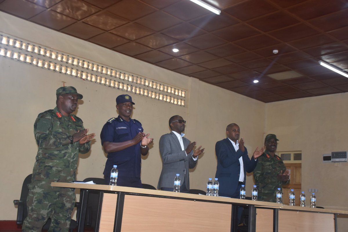 KarongiDistr's tweet photo. Uyu munsi ku Karere ka #Karongi habereye inama Mpuzabikorwa y'Akarere. Ikaba iyobowe na Guverineri w'Intara y'Iburengerazuba; @RwandaWest, Hon. MUNYANTWARI Alphonse. Ni inama yitabiriwe n'Abayobozi bose kuva ku rwego rw'Umudugudu. https://t.co/m3rS5B7nCz