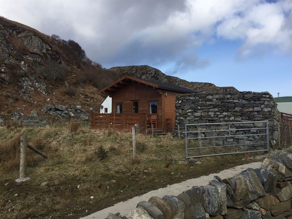 TheHolidayCots's tweet photo. Ardchiavaig Cabin enjoys a rural location just 100 yards above the #PortofUisken, one of the finest beaches on the #IsleofMull.

📍Isle of Mull
https://t.co/gjncc40Oo7

#VisitMull #DiscoverScotland #RuralScotland #ScotlandIsNow #Cabin https://t.co/HV6AuMpLGC
