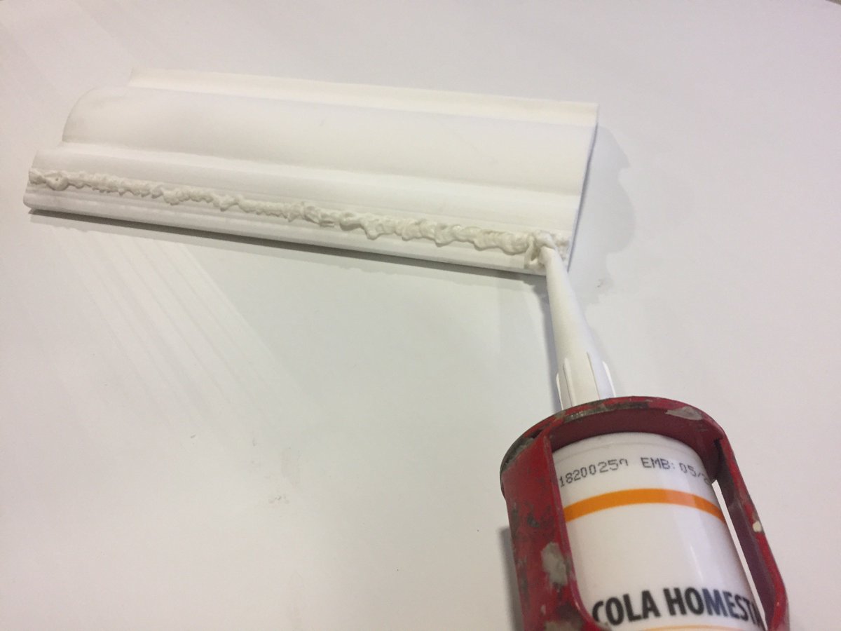 Dúvidas para aplicar e colar as nossas sancas?  Com as nossas colas homestar basta passar uma camada para a aplicação do produto na parede/teto. Ao colar caso saia algum excesso da cola passar um papel e a cola não deixara nenhum resíduo. Se seguida deixar secar por 24horas.