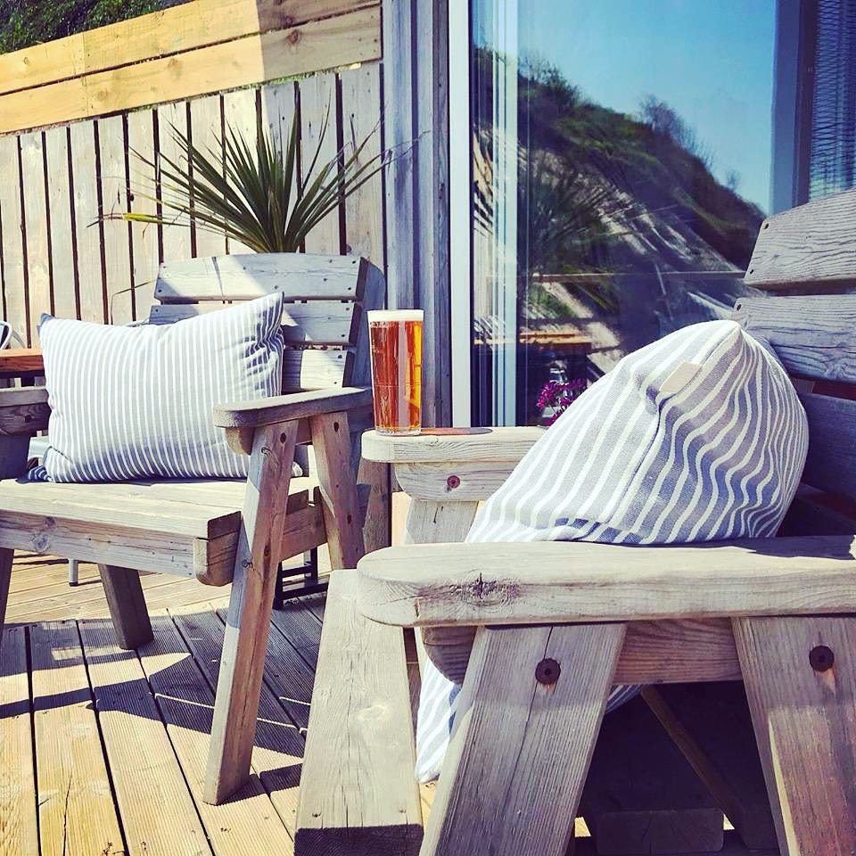fcs_premiercard's tweet photo. Enjoy one of 38 luxury, two bedroom hillside villas with breakfast on the beach when booking two or more nights 🌊🥓🥞
Complimentary glass of house wine for EVERY £20 spend at the Bistro. 🥂
#studentdiscount #plymouth #cornwall #discountcard #plymouthuni #plymouthcollegeofart https://t.co/wrN2IfDTKe
