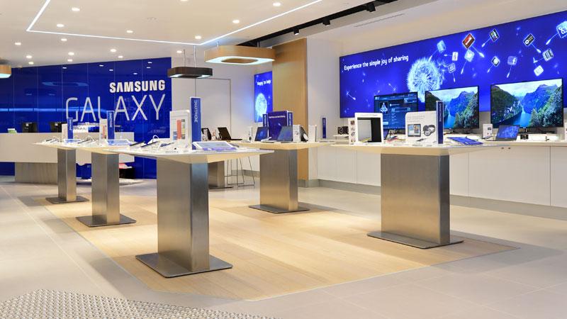 MeasureMatch's tweet photo. Watch out @Apple: @Samsung has opened its first permanent retail stores.
While Apple stores are emphasizing #productfunctionality, Samsung wants to take that further by helping customers imagine use cases through in-store displays and #interactivity. https://t.co/KuTdqQBp0v https://t.co/pVuI1LrFl2