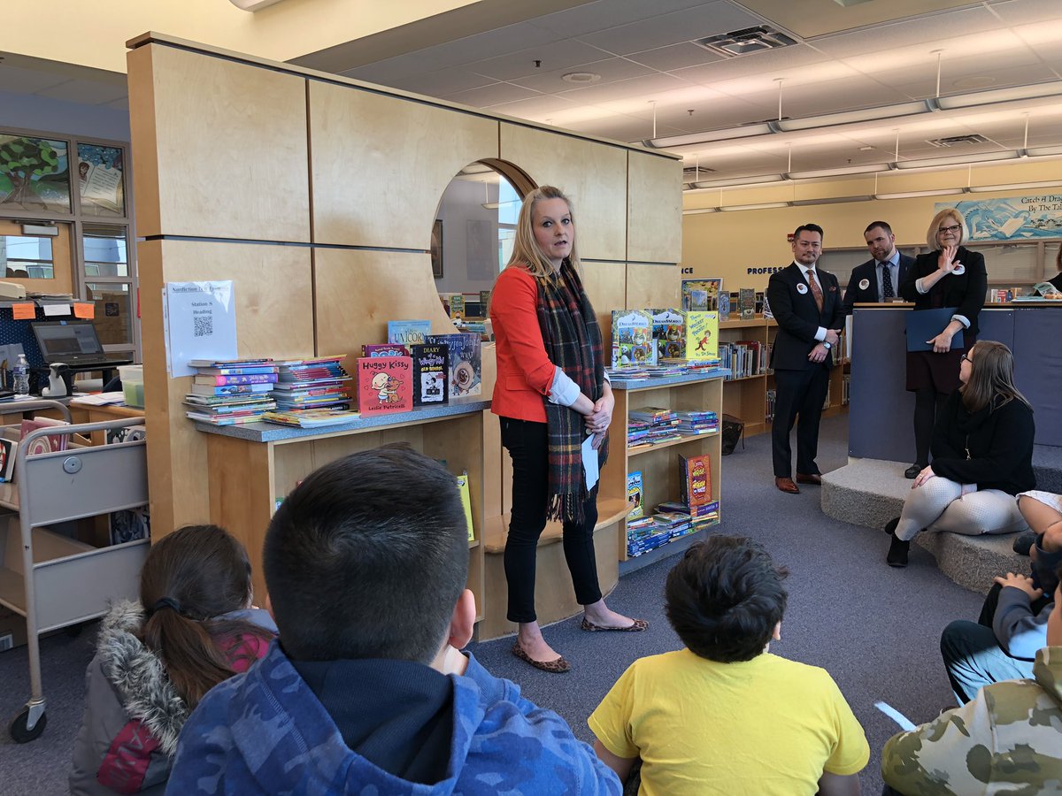 CarlinSpringsCS's tweet image. Thank thank you to @BNClarendon and @CityNational for visiting us at Carlin Springs and supporting our school with a generous donation of brand new books and funding from the #cnbgives program to put more books in our library! #apsgetinvolved