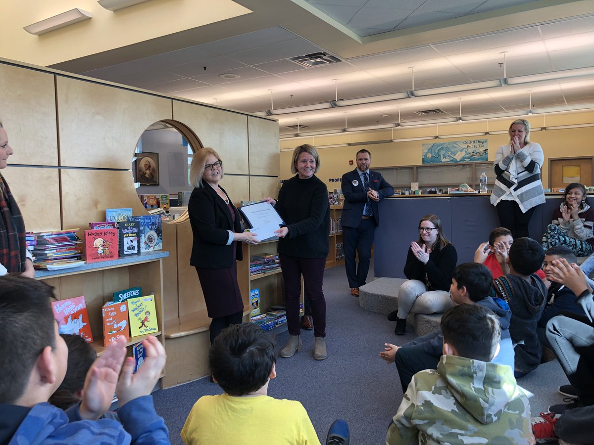 CarlinSpringsCS's tweet image. Thank thank you to @BNClarendon and @CityNational for visiting us at Carlin Springs and supporting our school with a generous donation of brand new books and funding from the #cnbgives program to put more books in our library! #apsgetinvolved