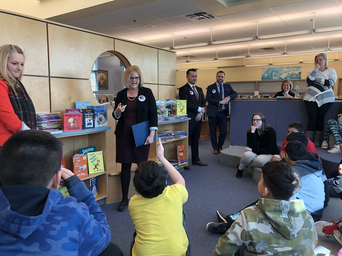 CarlinSpringsCS's tweet image. Thank thank you to @BNClarendon and @CityNational for visiting us at Carlin Springs and supporting our school with a generous donation of brand new books and funding from the #cnbgives program to put more books in our library! #apsgetinvolved