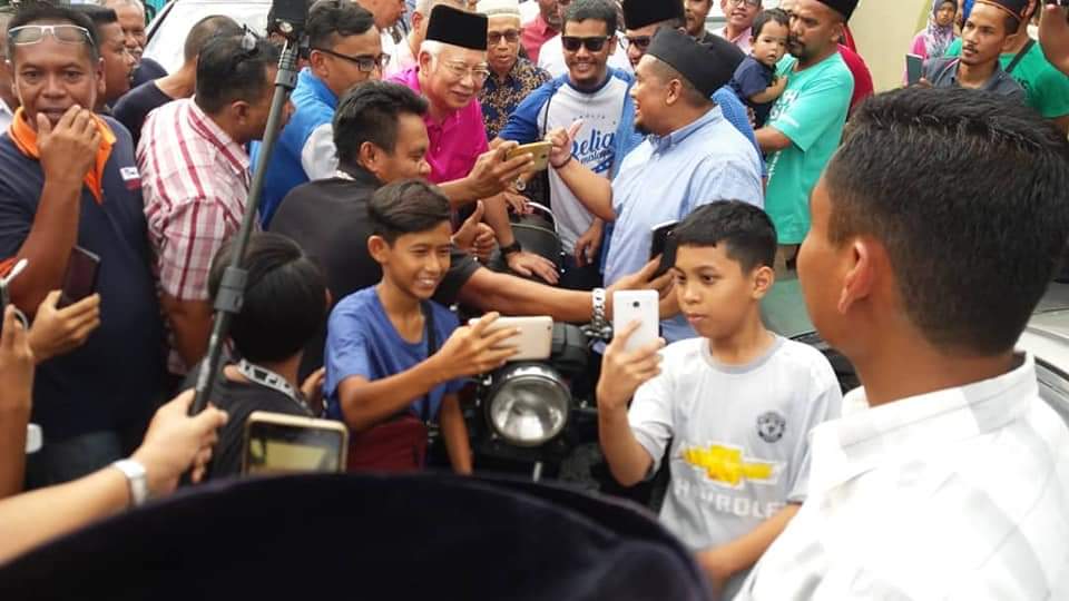 brozam's tweet photo. Mcm ni lahbterbaik DS @NajibRazak menyelami hakikat kehidupan pengguna peminat hobi motosikal. #kamimatmoto mereka2 inilah agen2 rakyat marhain yg perlu dituruti idea2 dan kehendak.
@Armand_PJU #rangoop https://t.co/NqshVRo0e4