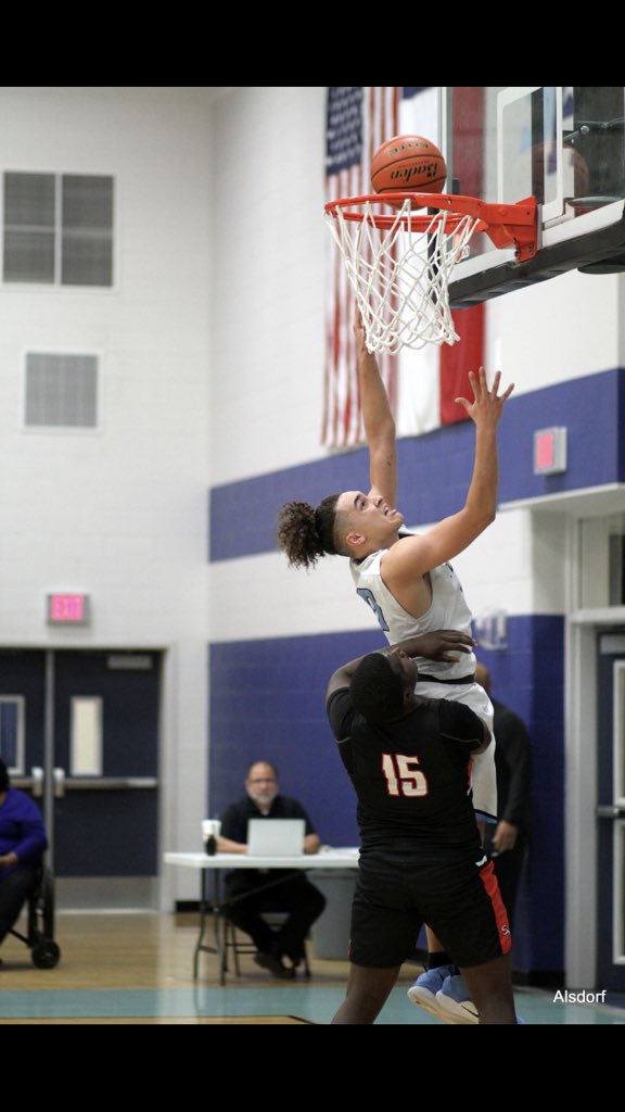 RunninTexans's tweet photo. Congratulations to @king_reke_ and @Dtorres_03 on receiving 2019 22-6A Honorable Mentions 🏀Tyreke led us with 184 rebounds while Diego shot it 38% from 3 and took 20 charges this season #RunninTexans #TexanPride https://t.co/DVQQZ4f6Jp
