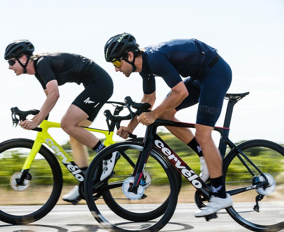 cervelo's tweet photo. Speed engineered for increased power transfer, and comfort. Also, the S3's new bar and stem help reduce drag and look sweet in with either colour.
https://t.co/Lk2yZFKMCJ
#S3 #Sseries #speedengineered https://t.co/Zxbe5noy0Z