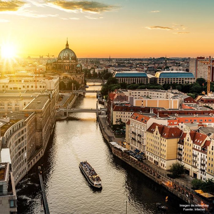 tellevamosmx's tweet photo. #Berlín es una de las ciudades más acogedoras e inclusivas para visitar #ViajandoSolo.
Además de ser un lugar perfecto para ir de fiesta, la historia envuelve al visitante. https://t.co/Eh6SpgS9AE