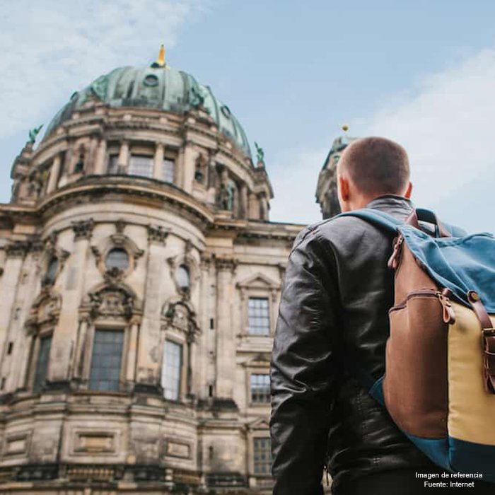 tellevamosmx's tweet photo. #Berlín es una de las ciudades más acogedoras e inclusivas para visitar #ViajandoSolo.
Además de ser un lugar perfecto para ir de fiesta, la historia envuelve al visitante. https://t.co/Eh6SpgS9AE
