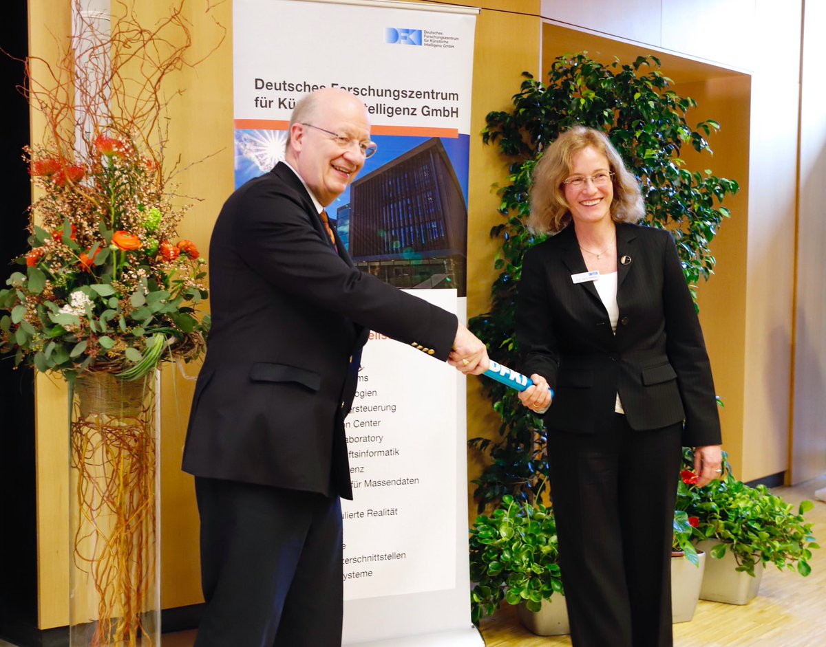 Herzlichen Dank an Herrn Prof. Wahlster. Er hat maßgeblich dazu beigetragen, dass sich das <a href="/DFKI/">DFKI</a> zu einem Forschungszentrum mit internationalem Renommee entwickelt hat. Gleichzeitig wünsche ich Frau Prof. Koehler viel Erfolg als Vorsitzende der Geschäftsführung.  #Amtsübergabe