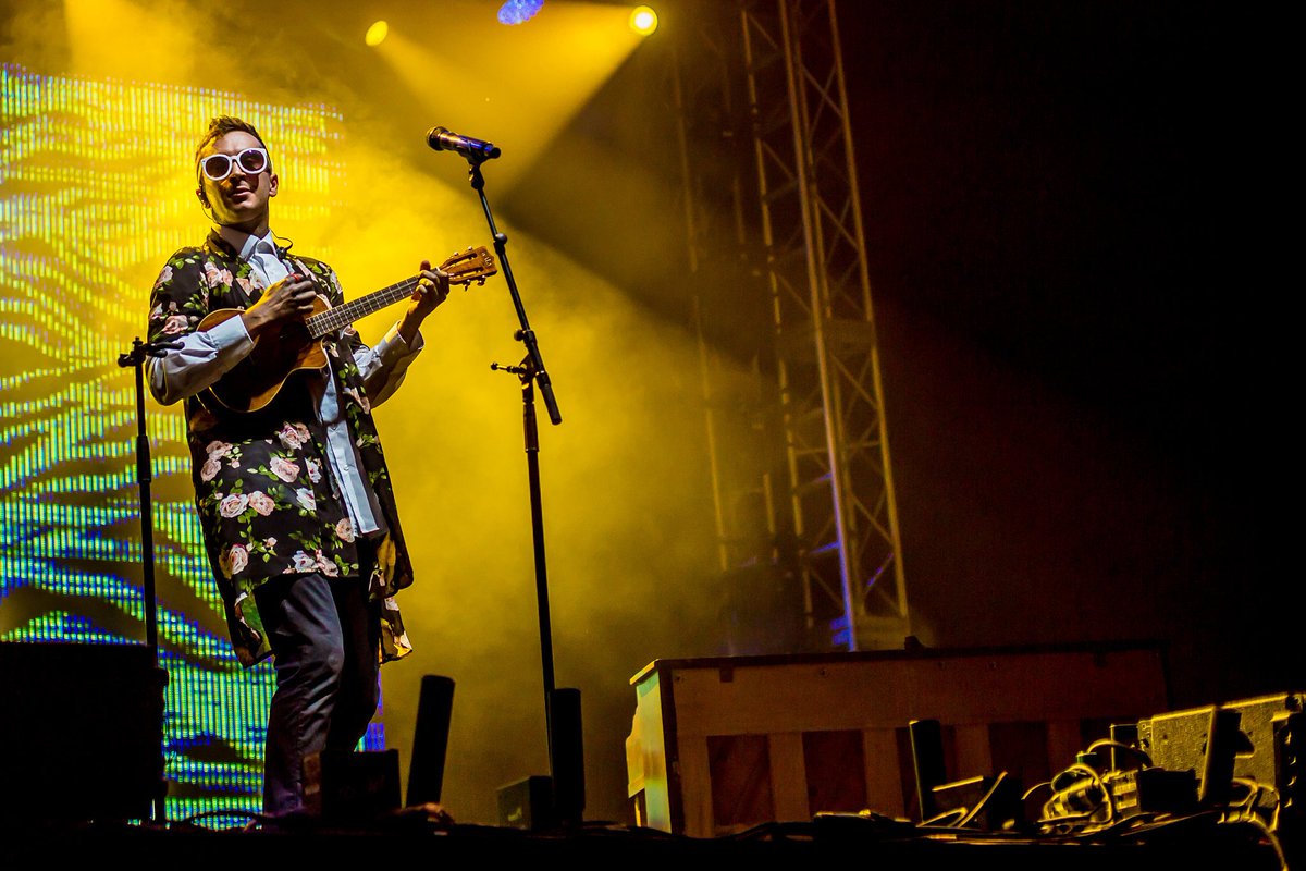 OfficialRandL's tweet photo. We CAN’T WAIT to have @foofighters, @PostMalone @twentyonepilots &amp; @the1975 headline #RandL19! 🔥👊
Only 6 MONTHS to go: https://t.co/iXJa3GN0L2 https://t.co/krLRzu9Jq5