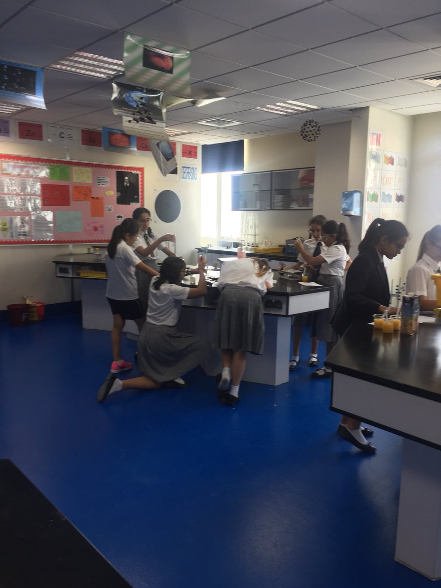So what effect does temperature have on the amount of Vitamin C when orange juice is heated?  Our keen scientists can answer that question..... why don’t you ask them!!  @ReptonDXBChem #inspiringyoungminds #reptonDXBOpenMinds #chemistrystudents