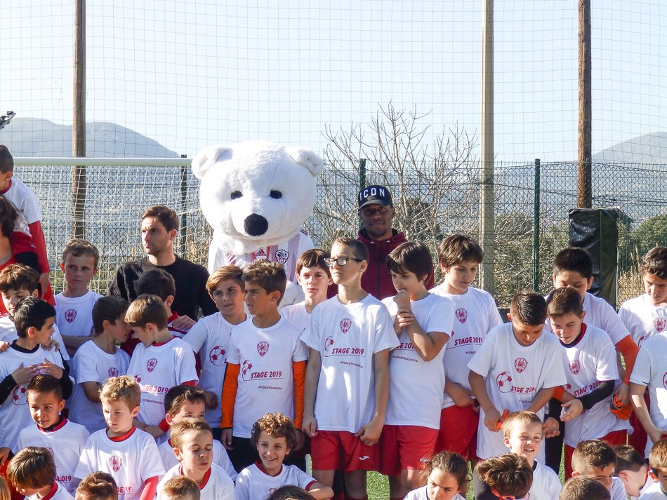 Orsu_ACA's tweet photo. Superbe moment avec les enfants cet après-midi à Bastelicaccia. Merci mes Oursons 🔴⚪ #ACAjaccio #Alours https://t.co/pT87kwgmF4