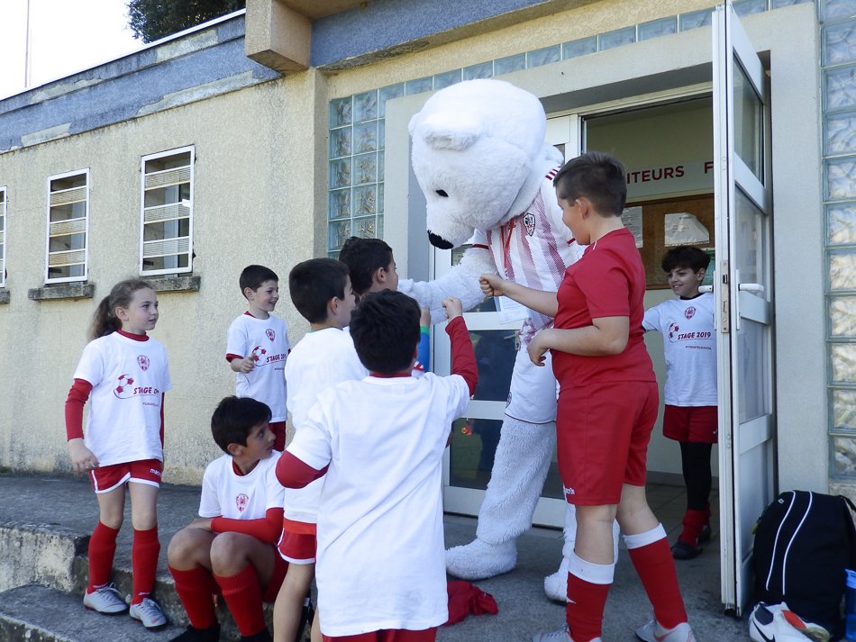 Orsu_ACA's tweet photo. Superbe moment avec les enfants cet après-midi à Bastelicaccia. Merci mes Oursons 🔴⚪ #ACAjaccio #Alours https://t.co/pT87kwgmF4