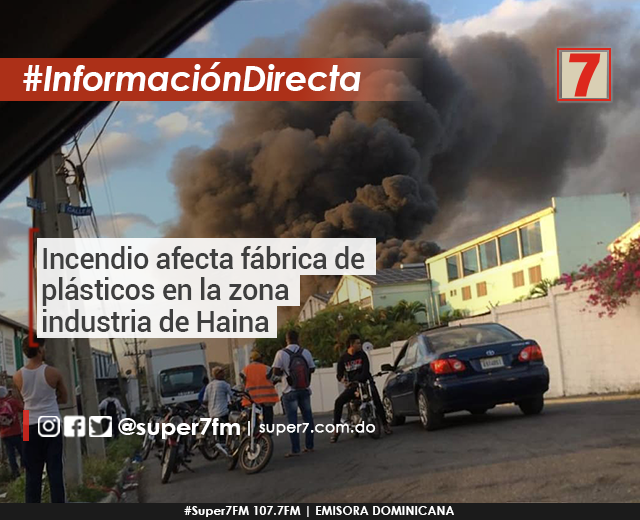 super7fm's tweet photo. Un incendio afecta hoy 25 la fábrica de plástico #Flexopack, en la zona industrial de Haina, hasta donde se han presentado unidades de los bomberos para tratar de sofocar el incendio que, de acuerdo con los organismos de emergencia, no ha causado víctimas. #Haina| #Super7FM https://t.co/Fad6mWsLh8