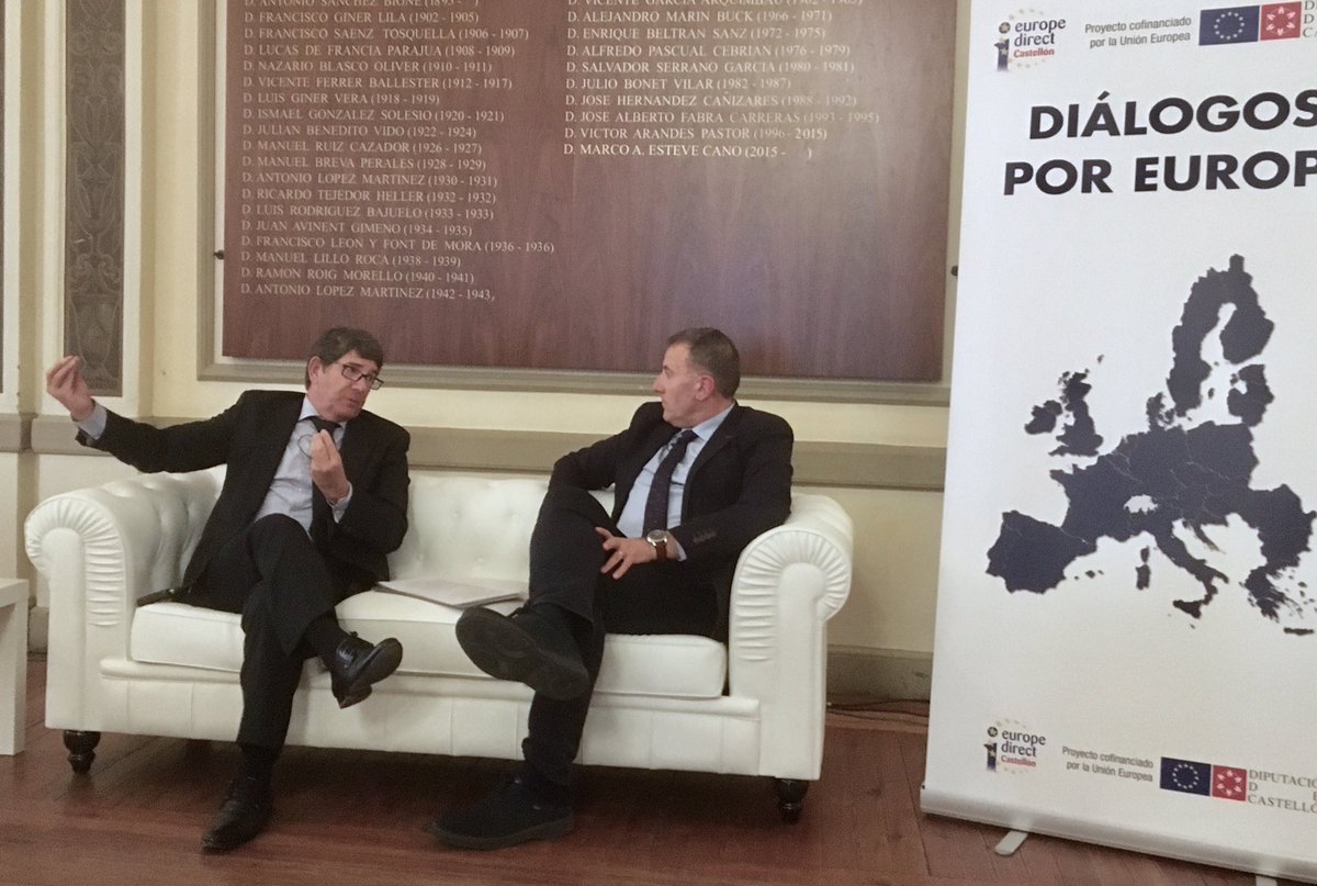 salvaaguilella's tweet image. Ahora en el Real @CasinoAntiguo Castellón en el ‘Diálogo por Europa’ con el empresario Carlos Cabrera @ceracasa y @VicentSales, analizando las ventajas para la industria cerámica de pertenecer al mercado europeo. El 48 % del producto fabricado en la provincia se vende en Europa