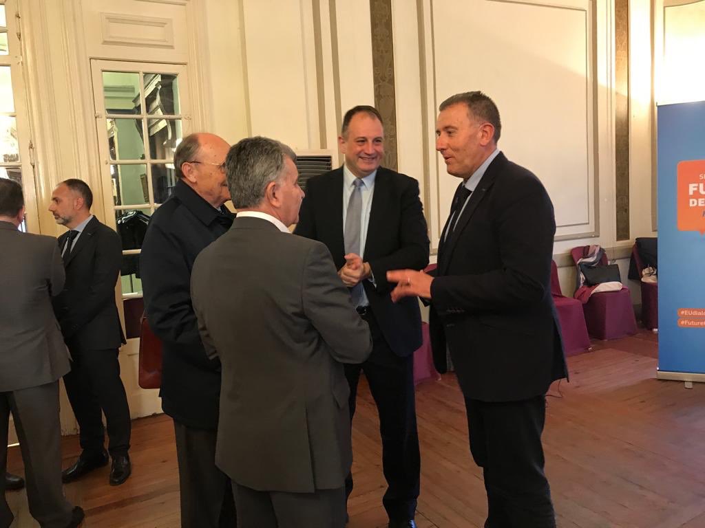 salvaaguilella's tweet image. Ahora en el Real @CasinoAntiguo Castellón en el ‘Diálogo por Europa’ con el empresario Carlos Cabrera @ceracasa y @VicentSales, analizando las ventajas para la industria cerámica de pertenecer al mercado europeo. El 48 % del producto fabricado en la provincia se vende en Europa