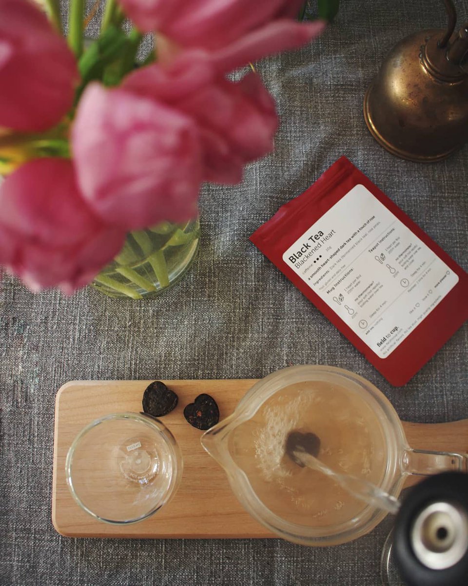 TeaJournal's tweet image. Spring flowers + Blackened Heart tea via @FieldtoCup. 🌷🌿🖤 What tea are you starting your week with? #teajournal