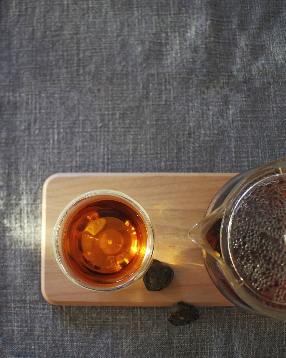 Spring flowers + Blackened Heart tea via <a href="/FieldtoCup/">Field to Cup</a>. 🌷🌿🖤 What tea are you starting your week with? #teajournal