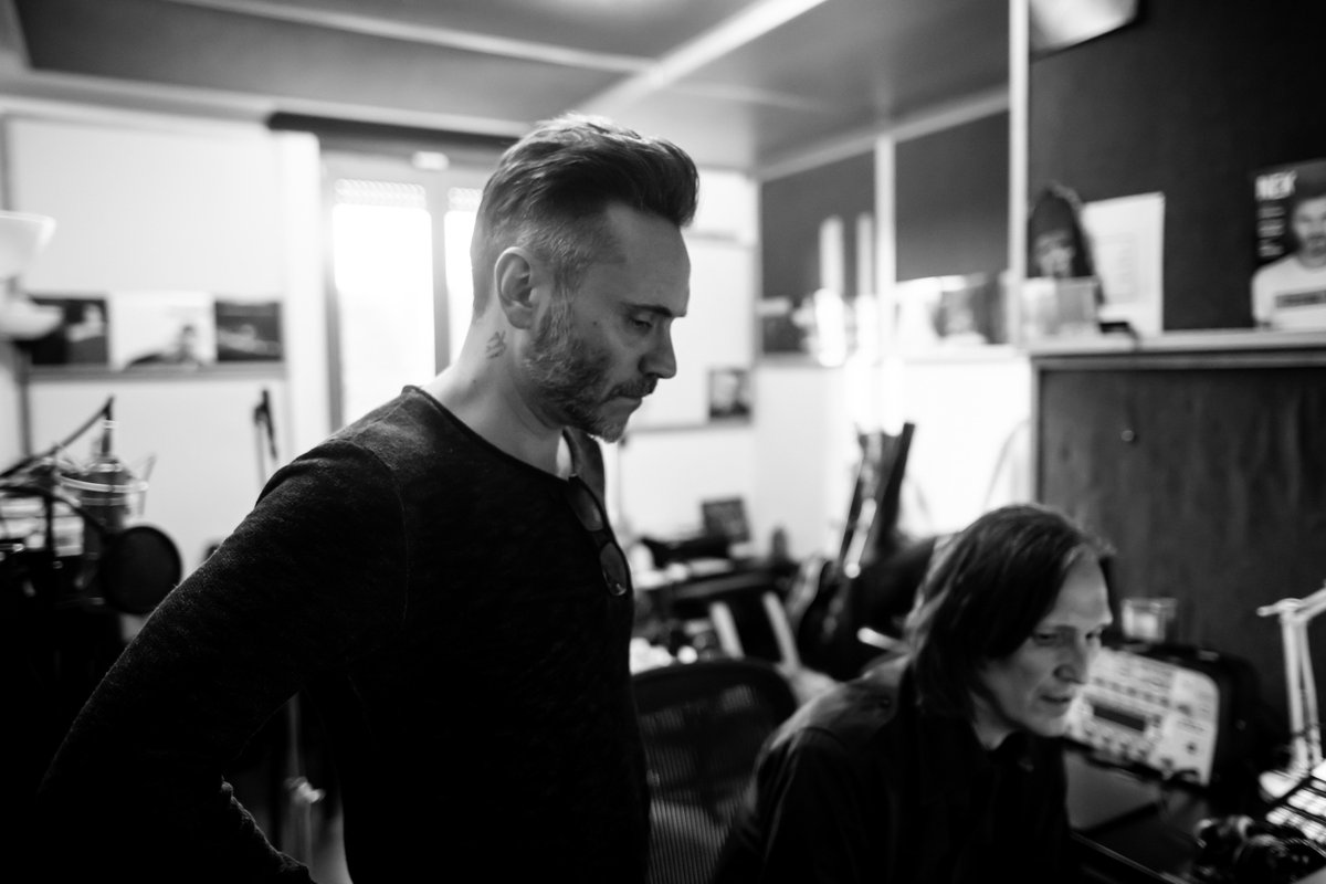 NekOfficial's tweet photo. Nuovo album, lavori in corso.
#mifaròtrovarepronto #nuovodisco

📸 Andrea Venosino https://t.co/Nw6J77gPli