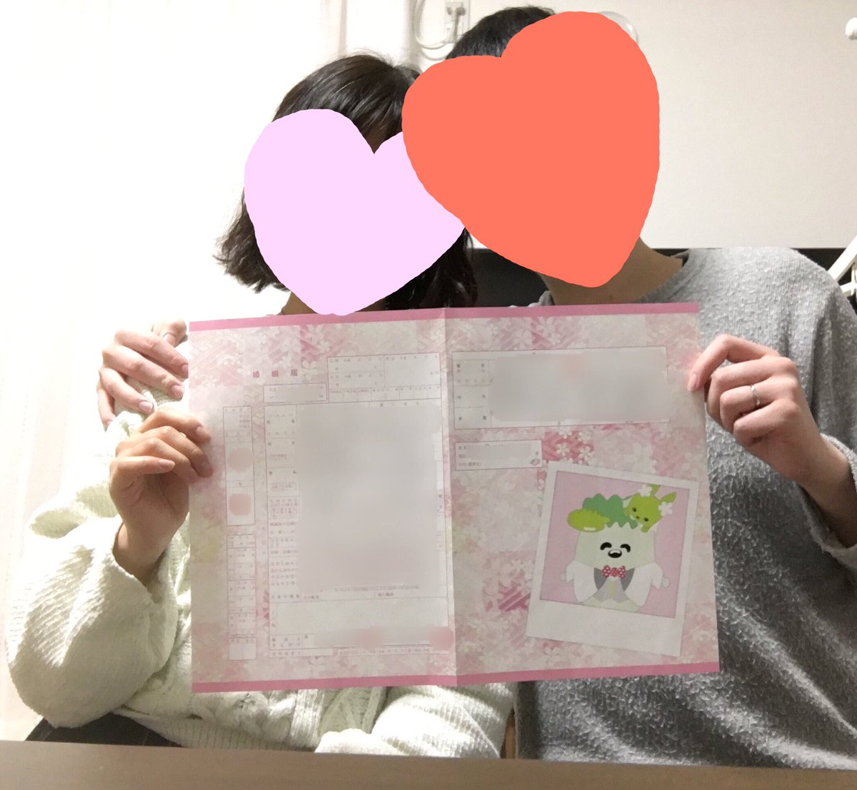 rmrn25's tweet photo. スプラトゥーンで出会い、
周りの人に支えられながら
遠距離恋愛を乗り越えて
本日入籍しました💓💓💓

どんなことがあっても
二人で仲良く過ごしていきたいと思います(ᐥᐜᐥ)♡ᐝ💕

未熟な二人ですが、これからも
ずっとずっと一緒にゲームするので
みんなよろしくね！！！

2019.2.25
@mbrn3 https://t.co/5moBXH4irC