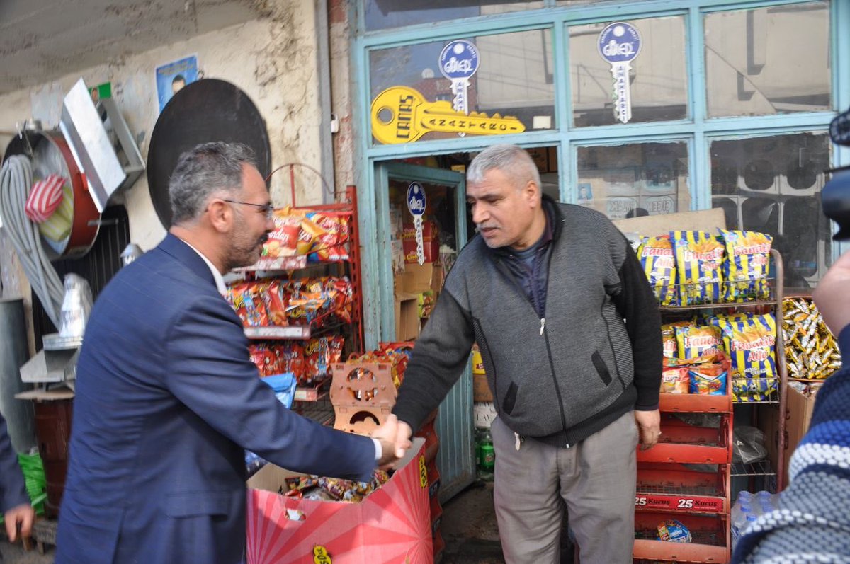 AkgencEyyubiye's tweet photo. Söz veriyoruz Eyyübiye 
Gören gözün, işiten Kulağın, dinleyen Kalbin olacağız.
İlçe başkanımız Sn. @mehmetmogal63 
B.B.A Sn. @mehmetkusnet ile birlikte Yakup Kalfa Caddesinde bulunan esnaflarımızı ziyaret ederek, taleplerini dinlediler.
@byildiz63 
@mehmetsalihsarc @HalilMujde63 https://t.co/RxgrpiT5rc